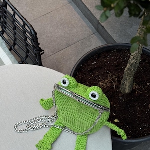 Bolsa de rana minimalista verde: bolso, billetera o bolsa de cosméticos de rana de ganchillo simple