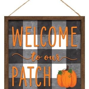 Letrero de bienvenida a nuestro parche: 10 x 10 pulgadas, letrero de madera, cuadros escoceses, calabaza, puerta de entrada de Halloween, otoño, corona, hogar, jardín, Acción de Gracias