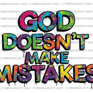 Può includere: Un design grafico colorato con il testo "GOD DOESN'T MAKE MISTAKES" in lettering in stile graffiti. Le parole sono delineate in nero con un effetto di vernice gocciolante, su sfondo bianco.