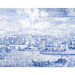 Op de afbeelding: Een blauwe en witte betegelde muurschildering die een stadsbeeld met een haven en boten voorstelt. De stad is gebouwd op een heuvel en heeft veel gebouwen. De lucht is bewolkt en er is een grote witte wolk in het midden van de afbeelding.