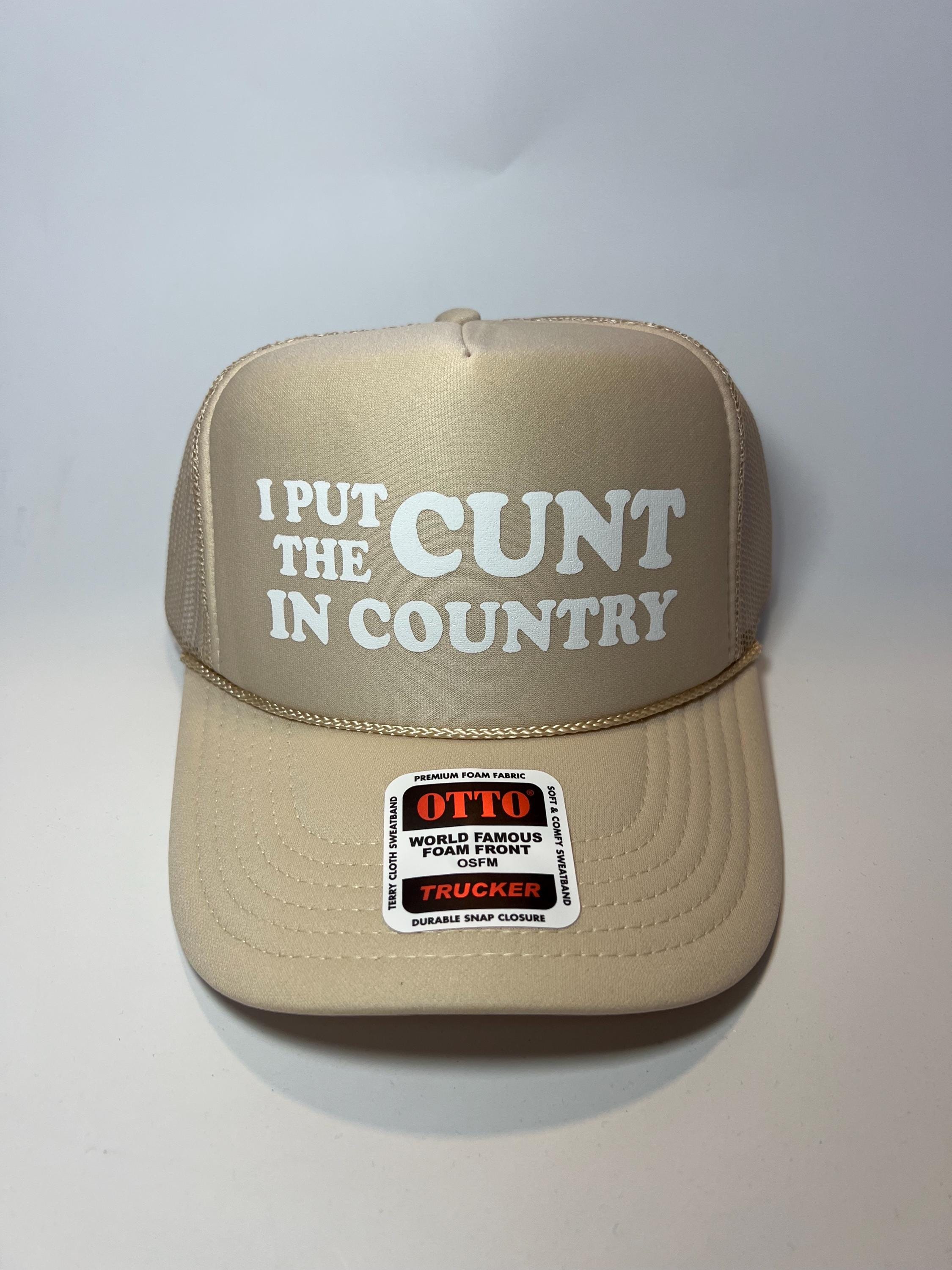 Cappellino Baseball Unisex 'I Put The Cunt In Country' | Berretto Da Trucker Con Scritta | Regolabile E Traspirante