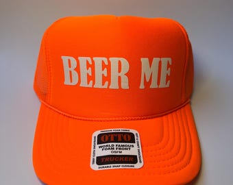 Neon Trucker Hat Beer Me - grappige truckerspet