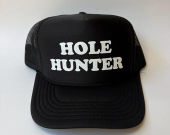 Hole Hunter Trucker Hat - Roliga Golf Trucker Hattar