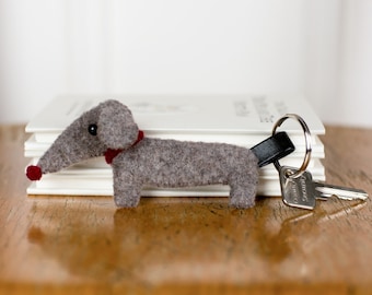 Dachshund key chain,Dachshund lover gift,Weinerdog key chain,Doxie key chain,dog key fob, sausage dog key chain, gift for pet lover.