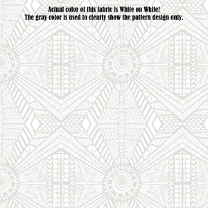 以下が含まれることがあります： 白地に白の幾何学模様。互いに絡み合った形と線の繰り返しパターン。デザインを強調するためにグレーで表示されています。