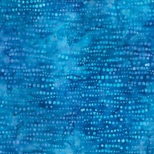 以下が含まれることがあります： 小さな水色のドットが水平に並ぶ青いバティック生地。背景は、深いアズールブルー、シアン、ネイビーブルーの様々な色合いが混ざり合った水彩画のようなまだら模様で、流れるような有機的な外観を作り出しています。