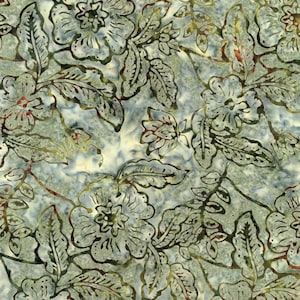Puede incluir: Una tela con un estampado floral que presenta grandes flores y hojas estilizadas en tonos verdes, marrones y blancos. El diseño tiene una apariencia similar al batik, con un fondo moteado y texturizado. El efecto general es un tema botánico vintage.