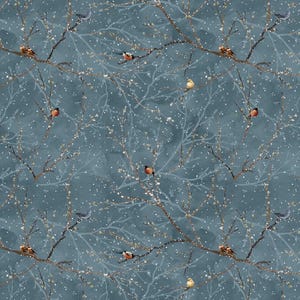 Puede incluir: Patrón repetitivo con pájaros posados en ramas sobre un fondo verde azulado. Las ramas son marrones y blancas, con pequeños puntos blancos que parecen nieve. Los pájaros tienen plumaje rojo, marrón y amarillo.