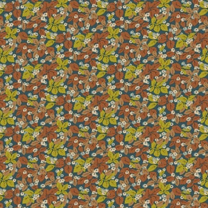 Puede incluir: Un patrón sin costuras con un diseño repetitivo de hojas verdes y marrones con flores blancas y azules. El fondo es de color azul oscuro.