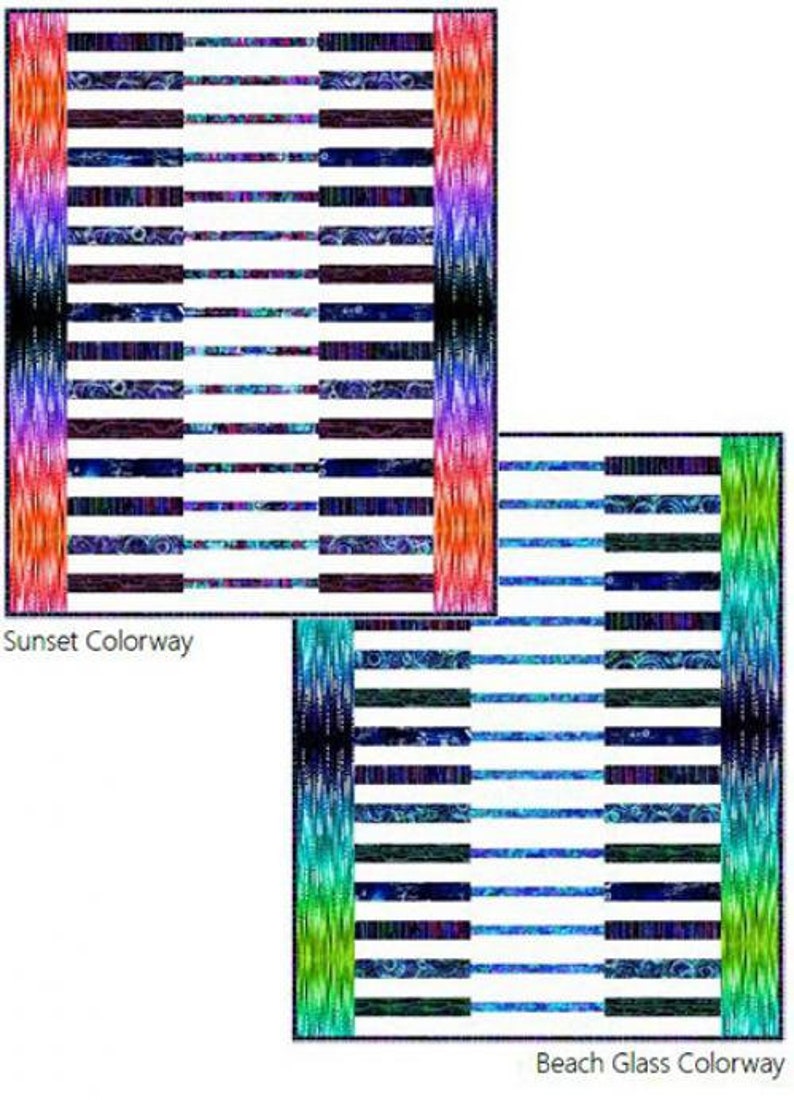 K&ouml;nnte beinhalten: Zwei Quiltmuster, eines in einem Sonnenuntergangsfarbton mit Orange, Rot und Lila, das andere in einem Strandglasfarbton mit Blau, Gr&uuml;n und T&uuml;rkis. Beide Muster weisen ein sich wiederholendes Muster aus schwarzen und wei&szlig;en Streifen auf.