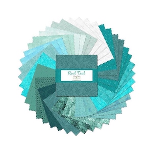 Könnte beinhalten: Eine Sammlung von teal Stoffquadraten, kreisförmig angeordnet. Die Quadrate zeigen verschiedene Muster und Farbtöne von Teal, Türkis und Weiß. Die Worte "Real Teal" sind auf einem tealfarbenen Etikett aufgedruckt.