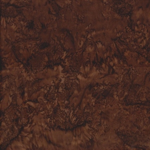 Puede incluir: Primer plano de una tela marrón con un diseño veteado. La tela tiene un color base marrón oscuro con patrones arremolinados marrones claros y negros. La textura parece suave y ligeramente irregular.
