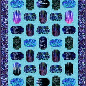 K&ouml;nnte beinhalten: Eine Steppdecke mit blauem Hintergrund und einem Raster aus 25 achteckigen Formen. Jedes Achteck zeigt ein anderes Muster aus blauen, violetten und schwarzen Linien und Kreisen.