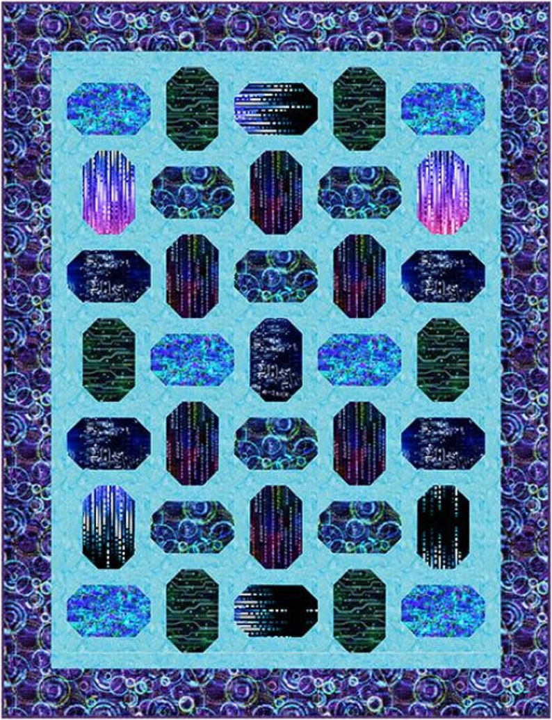 K&ouml;nnte beinhalten: Eine Steppdecke mit blauem Hintergrund und einem Raster aus 25 achteckigen Formen. Jedes Achteck zeigt ein anderes Muster aus blauen, violetten und schwarzen Linien und Kreisen.