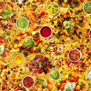 Puede incluir: Un surtido colorido de chips de tortilla con varios ingredientes, incluyendo guacamole, salsa, crema agria y queso. Las chips están dispuestas en un patrón circular, creando una presentación visualmente atractiva y apetitosa.
