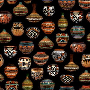 Puede incluir: Un patrón de varios recipientes de cerámica del suroeste sobre un fondo negro. Los recipientes son en tonos de marrón, naranja y azul, con diseños geométricos y de animales. La cerámica incluye jarras, cuencos y jarrones.