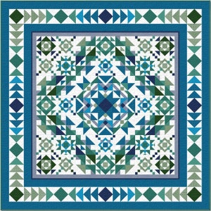 Könnte beinhalten: Eine Steppdecke mit einem geometrischen Muster in Blautönen und Grüntönen. Die Steppdecke besteht aus Quadraten, Dreiecken und Rauten. Die Mitte der Steppdecke zeigt ein Sternmuster.