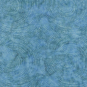 Könnte beinhalten: Ein blauer Stoff mit einem Muster aus weißen Punkten, die in wirbelnden, wellenartigen Formationen angeordnet sind. Der Stoff hat ein gesprenkeltes Aussehen, wobei Variationen in den Blautönen Tiefe und Textur erzeugen. Der Gesamteffekt erinnert an Wasser oder einen bewölkten Himmel.