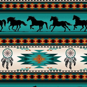 Puede incluir: Una tela estampada en azul turquesa y blanco con un diseño repetitivo de caballos negros corriendo en la parte inferior y atrapasueños con plumas en la parte superior. El patrón recuerda al arte nativo americano.