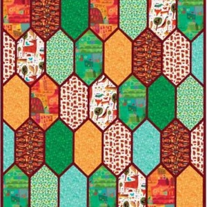 Pu&ograve; includere: Una trapunta colorata con un motivo a vetrate. La trapunta &egrave; composta da diversi tessuti con motivi e colori diversi, tra cui rosso, arancione, verde, blu e bianco. La trapunta &egrave; disposta in un motivo esagonale.