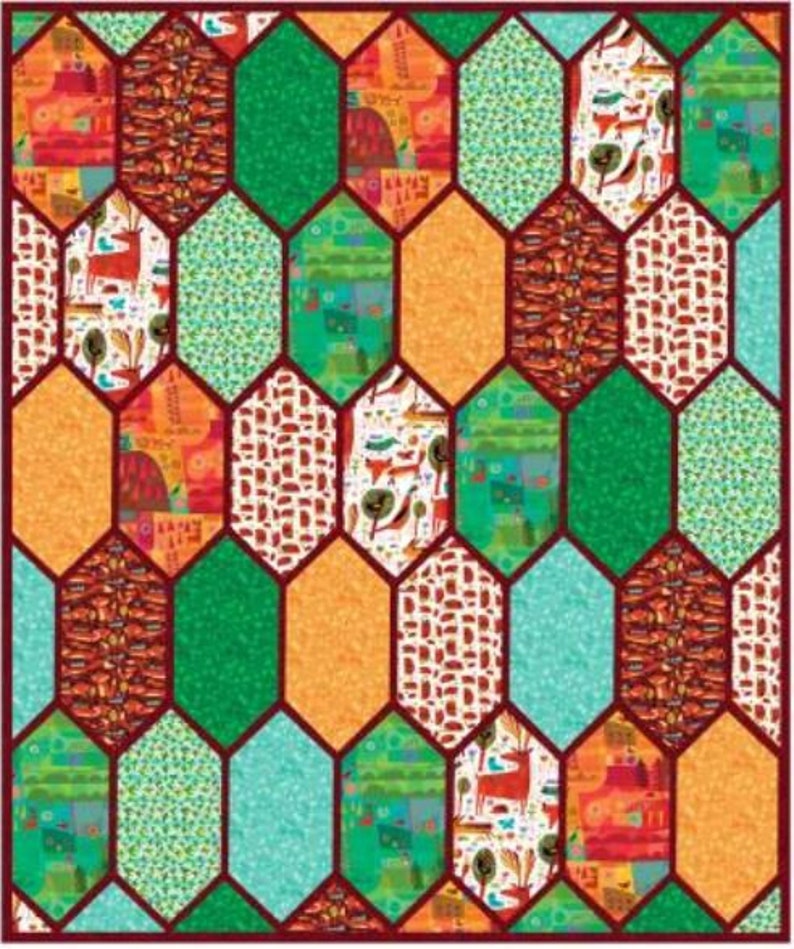 Pu&ograve; includere: Una trapunta colorata con un motivo a vetrate. La trapunta &egrave; composta da diversi tessuti con motivi e colori diversi, tra cui rosso, arancione, verde, blu e bianco. La trapunta &egrave; disposta in un motivo esagonale.