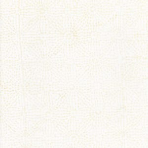 Peut inclure: Tissu blanc cassé avec un motif répétitif d'éclats d'étoiles pointillés. Le motif est subtil, les points étant d'une nuance légèrement plus foncée de blanc cassé, créant un aspect texturé. Le tissu a une palette de couleurs douce et neutre.