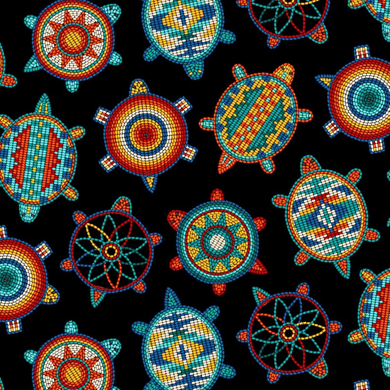 K&ouml;nnte beinhalten: Ein sich wiederholendes Muster aus bunten Schildkr&ouml;ten auf schwarzem Hintergrund. Die Schildkr&ouml;ten sind mit aufwendigen, mosaikartigen Designs in Rot-, Orange-, Gelb-, Blau- und T&uuml;rkist&ouml;nen verziert. Die Schildkr&ouml;ten sind stilisiert mit geometrischen Formen.