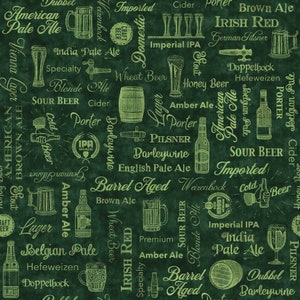 Puede incluir: Un fondo verde con un patrón de varios estilos de cerveza, incluyendo American Pale Ale, Irish Red, Imperial IPA y Barleywine. El texto está en una fuente de estilo vintage.
