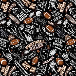 Puede incluir: Tela negra con un patrón repetido de balones de fútbol americano, cascos y frases en blanco y marrón. El diseño incluye textos como "Touchdown" y "Game Day."