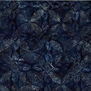 Könnte beinhalten: Dunkelblauer Stoff mit einem sich wiederholenden Blumenmuster. Das Design zeigt stilisierte Blumen mit gepunkteten Umrissen und blütenblattartigen Formen, die ein strukturiertes Aussehen erzeugen. Der Hintergrund ist ein tiefes Marineblau.