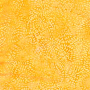 Puede incluir: Una tela de color amarillo vibrante con un patrón repetitivo de pequeñas formas claras similares a pétalos, dispuestas en grupos circulares parecidos a flores. El fondo tiene una textura sutilmente moteada con tonos de amarillo dorado.