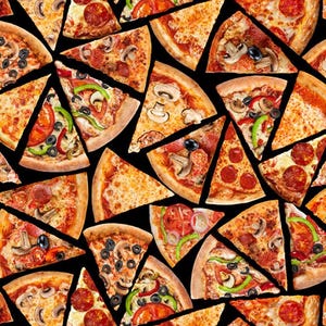 Puede incluir: Primer plano de una variedad de porciones de pizza con diferentes ingredientes, incluyendo pepperoni, champiñones, pimientos y queso. Las porciones están dispuestas en un patrón aleatorio sobre un fondo negro.