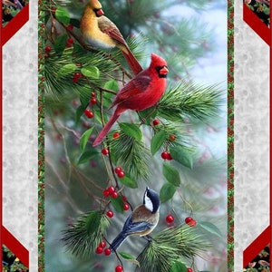 Puede incluir: Panel decorativo con tres p&aacute;jaros posados en una rama de pino con bayas rojas. Los p&aacute;jaros incluyen un cardenal amarillo y marr&oacute;n, un cardenal rojo brillante y un p&aacute;jaro azul y marr&oacute;n. El panel tiene un borde blanco y rojo con un borde estampado en negro y rojo.