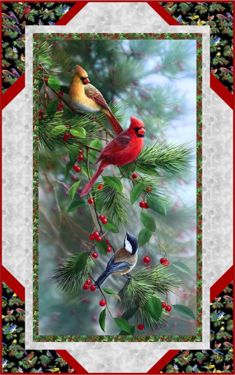 Puede incluir: Panel decorativo con tres p&aacute;jaros posados en una rama de pino con bayas rojas. Los p&aacute;jaros incluyen un cardenal amarillo y marr&oacute;n, un cardenal rojo brillante y un p&aacute;jaro azul y marr&oacute;n. El panel tiene un borde blanco y rojo con un borde estampado en negro y rojo.