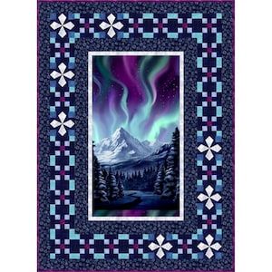 Puede incluir: Una colcha acolchada con una imagen central de un paisaje montañoso bajo una vibrante aurora boreal. El borde es azul oscuro con un patrón repetitivo de formas geométricas blancas, azules y moradas y acentos de copos de nieve. Un artículo de decoración para el hogar.
