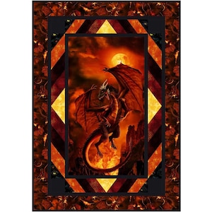 Puede incluir: Un edredón de fantasía que presenta un dragón rojo con alas extendidas contra un fondo de puesta de sol ardiente. El dragón es el punto focal, con detalles intrincados. El edredón tiene un borde decorativo con patrones geométricos y temáticos de dragones.