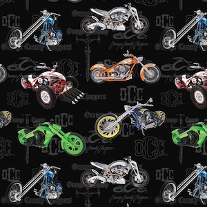以下が含まれることがあります： 黒と白のパターンで、さまざまなカスタムバイクが描かれています。バイクは緑、オレンジ、シルバー、ブルーなど、さまざまな色で描かれています。パターンには「オレンジカウンティチョッパーズ」と「オレンジカウンティチョッパーズ」のテキストが含まれています。