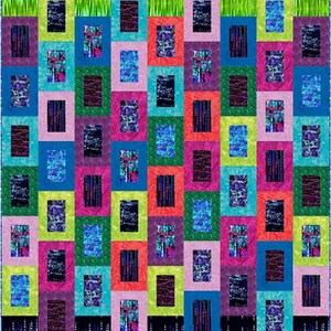 K&ouml;nnte beinhalten: Ein farbenfroher Quilt mit einem sich wiederholenden Muster aus Quadraten in Quadraten. Die Quadrate sind in Gr&uuml;n-, Blau-, Rosa-, Rot- und Schwarzt&ouml;nen gehalten. Der Hintergrund ist dunkelblau mit einem dezenten Muster.