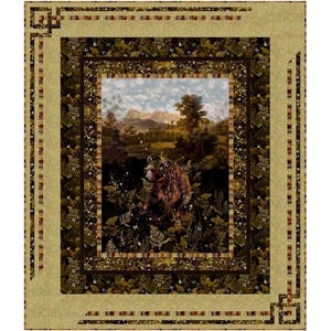 以下が含まれることがあります： 森の中にいるクマを描いた風景画が中央にある装飾的なキルト。キルトは、緑、茶色、ベージュの色合いの、花柄と幾何学模様の細かいボーダーが付いています。