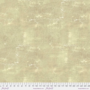 Puede incluir: Una tela beige con una textura agrietada y envejecida y escritura descolorida en gris claro. La tela tiene un ligero tono verde.