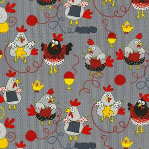 Puede incluir: Una tela de punto gris con un patrón repetitivo de pollos de dibujos animados tejiendo. Los pollos llevan suéteres coloridos y sostienen agujas de tejer. También hay pequeños pollitos amarillos y ovillos de lana rojos en el patrón.