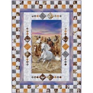 Puede incluir: Un edredón rectangular con una imagen central de una manada de caballos corriendo por una llanura arenosa bajo un cielo de atardecer. El edredón tiene un borde decorativo con cuadrados y rombos, y una paleta de colores marrón, blanco y azul.