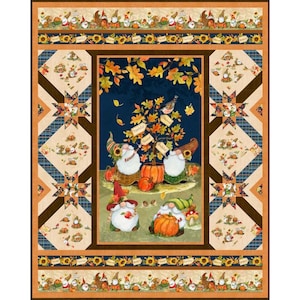 Puede incluir: Una colcha colorida con un tema otoñal con gnomos, calabazas y un árbol con hojas. La colcha tiene un fondo azul con acentos marrones, naranjas y amarillos. El texto en el árbol dice "Agradecido", "Bendecido" y "Amado".