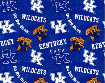 Może przedstawiać: Niebieska tkanina z powtarzającym się wzorem logo Wildcats z Uniwersytetu Kentucky, literą "K" oraz słowami "Kentucky", "Wildcats" i "Go Big Blue". Loga są w kolorach białym, niebieskim i pomarańczowym.