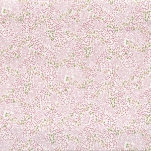 以下が含まれることがあります： ピンクと緑の小さな花柄が繰り返し描かれた白い布地です。