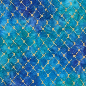 Puede incluir: Una tela estampada en azul y turquesa con un diseño de cuadrícula dorada. La tela tiene un efecto acuarela y un brillo sutil.