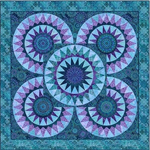 Puede incluir: Un edredón cuadrado con un patrón circular repetitivo en tonos de azul, turquesa y morado. El diseño presenta cinco grandes motivos florales o de estrella estilizados, cada uno con detalles intrincados y un medallón central. El borde es de un turquesa más oscuro con un patrón sutil.