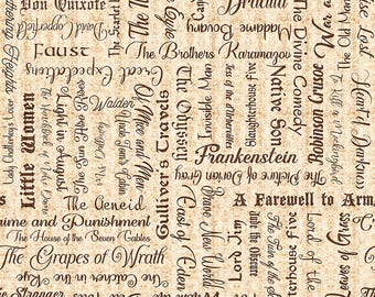 Puede incluir: Una tela de color beige con un patrón repetitivo de títulos de libros literarios clásicos impresos en tinta marrón oscuro. El texto incluye títulos como Pride and Prejudice, Frankenstein, The Odyssey y The Grapes of Wrath.