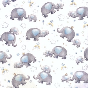 Puede incluir: Patrón repetitivo de elefantes grises en acuarela con detalles azules, junto con pequeños elefantes bebés. El diseño incluye arcoíris, nubes, estrellas y pájaros sobre un fondo blanco. Ideal para productos para bebés.