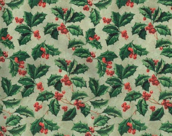 Puede incluir: Un patrón repetitivo de hojas verdes de acebo y bayas rojas brillantes sobre un fondo verde claro. El diseño tiene un aspecto vintage, ligeramente desgastado, lo que sugiere un tema navideño clásico. Las hojas son detalladas y las bayas están agrupadas.